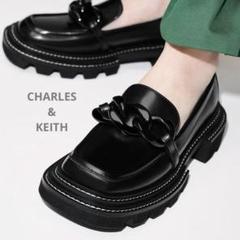 CHARLES & KEITH ペルリーネ チャンキーチェーンローファー