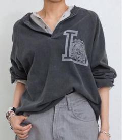 アパルトモン レミ レリーフ HENLEY NECK PRINT TEE