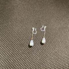 ホワイト滴型ノンホールピアス