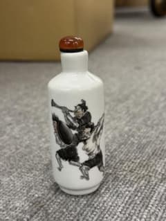 中国美術　翡翠　玉　鼻煙壺　骨董品　時代物 綺麗な翡翠の鼻煙壺をお譲り頂きました。このような翡翠の作品は