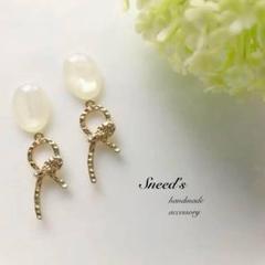 ▪ゴールド結びチャーム×オーバルカボションピアス/イヤリング