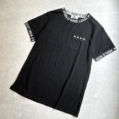 ワールドワイドラブ！ ロゴ クルーネック 長め丈 半袖Tシャツ〔1〕ブラック 黒