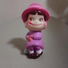 レトロピンクの帽子をかぶったペコちゃんソフトビニール人形