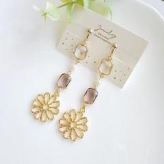 お花チャームとガラスストーンのイヤリング　ピアス＊ハンドメイド