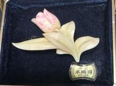 花の帯留め ピンクとクリーム色の本サンゴ