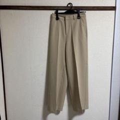 ベージュ スラックス