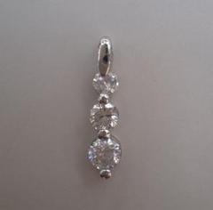純プラチナ台　ダイヤ　スリーストーンペンダントヘッド　0.5ct