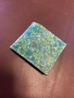 夏っぽい水面のような二つ折り財布