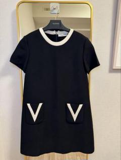 VALENTINO Vロゴ金具付 ラップデザイン ノースリーブワンピース 黒 VALENTINO Vロゴ金具付 ラップデザイン ノースリーブワンピース 黒