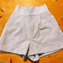 ベージュ ハイウエスト ショートパンツ