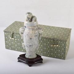 中国　玉石翡翠彫刻　獅子摘　龍刻　双耳遊環　飾壷　香炉　唐木台付　M　R8288 中国 玉石翡翠彫刻 獅子摘 龍刻 双耳遊環 飾壷 香炉 唐木台付 M