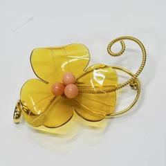 天然桃珊瑚と本鼈甲　白甲ブローチ