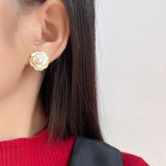 ピアス　白　ツバキ　花　パール　ゴールド　レディース　上品　可愛い