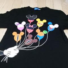 Disneyの黒地にたくさんのミッキーの風船がプリントされたTシャツです。