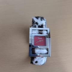 ✴️試着新品✴️FENDI ヒョウ柄ファーベルトレディースクオーツ 時計　 赤 ✴️試着新品✴️FENDI ヒョウ柄ファーベルトレディースクオーツ