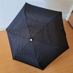 レース模様の黒い折りたたみ日傘