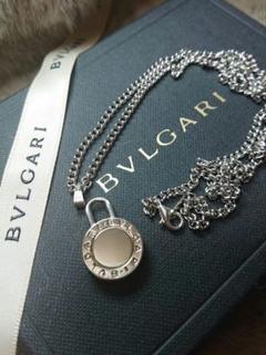 『正規品』BVLGARIレアカラーフルロゴチャームネックレス新品シルバー×紺色 BVLGARI - 【正規 未使用】BVLGARI ロゴ刻印パドロックチャーム