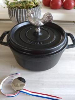 STAUB 鋳鉄 両手鍋 黒 鶏の蓋取っ手 STAUB 鋳鉄 両手鍋 黒 鶏の蓋取っ手 - メルカリ