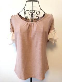 axes femme 袖フリルビジュー付きカットソー