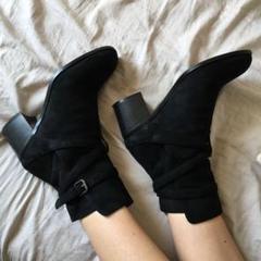 黒のヒールブーツ