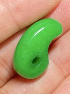 美品 透過グリーン翡翠勾玉 糸魚川翡翠 （いといがわひすい） 勾玉 透過 （姫川産） 桐箱付