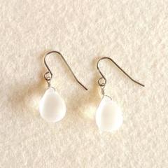 ♥️琥珀糖みたいなホワイトチェコドロップのシンプルピアス♪　ハンドメイド