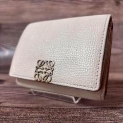 ⭐ 極美品 ✨LOEWE ベージュ 三つ折り財布 LOEWE ベージュ 三つ折り財布 - メルカリ