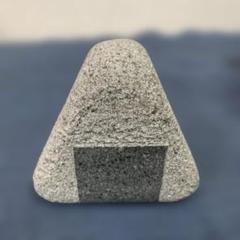 石　おにぎり