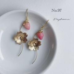 １点限り✳︎小さめいちごチャームとゴールドお花ピアス　ピンク