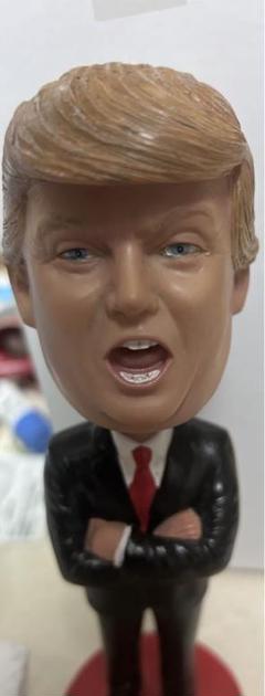 トランプ大統領首振りフィギュア➕ピンバッジ