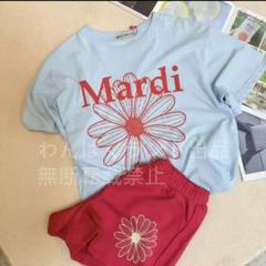 Mardi Mercredi 水色プリントTシャツと赤のショートパンツの