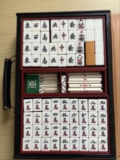 達磨柄 竹製 背竹色牌　麻雀セット（点棒・サイコロ•箱入り）　ヴィンテージ 背竹 骨牌 麻雀牌 唐木箱 在銘入り 装飾金具 サイコロ 点棒付き