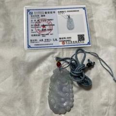 翡翠製彫刻ペンダント・赤いビーズ付き