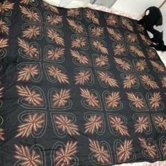 葉模様刺繍の黒いベッドカバー 完全に手縫い