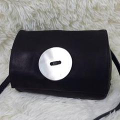ほぼ未使用　極美　希少色　カワカワ button ポシェット レザー ショルダー ほぼ未使用 極美 希少色 カワカワ button ポシェット レザー