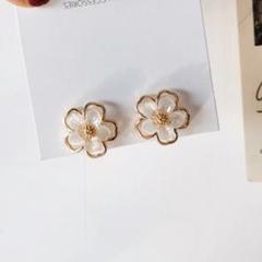 ♥️人気商品♥️エレガント　レディース　ピアス　人気　ゴールド　花　かわいい