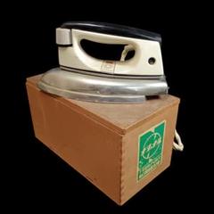 【値下げ！】昭和レトロ アイロン 金属製 合成皮革箱付き 値下げ！】昭和レトロ アイロン 金属製 合成皮革箱付き