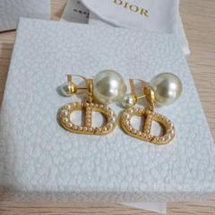Dior バール付きゴールドピアス Dior ロゴチャーム付きパールピアス ゴールドカラー - メルカリ