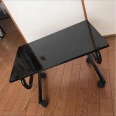黒のキャスター付きテーブル