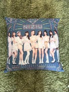 NiziUビジュアルスクエアクッション NiziU ビジュアルクッション - メルカリ