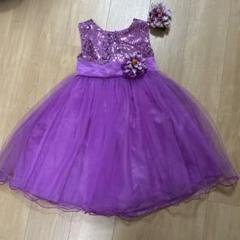 紫のスパンコールドレスと花飾り