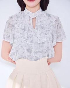 ミシェルマカロン ロイヤルケープカラーブラウス グレー