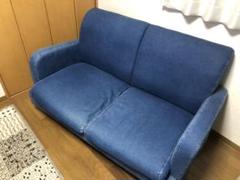 デニムと天然木の2人掛け用ソファ