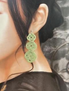 菜の花結びのピアス　水引アクセサリー　きみどり　【ハンドメイド】