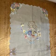 戸塚刺繍作品　テーブルクロス 花かご 戸塚刺繍作品テーブルクロス 花かご
