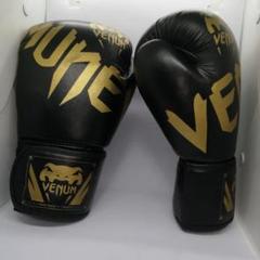 VENUM ボクシンググローブ 黒と金 8oz 8オンス