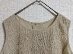 【落ち着きのあるノースリーブブラウス】のサムネイル