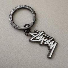 Stussy ロゴ型メタルキーホルダー - メルカリ