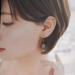 ホワイトフラワービーズピアス（ハンドメイド品）　夏　フラワー　ピアス　イヤリング