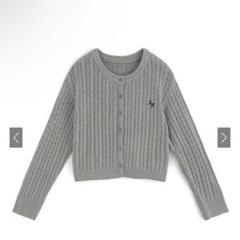 ケーブル編みロゴ刺繍麻タッチニットカーディガンのサムネイル